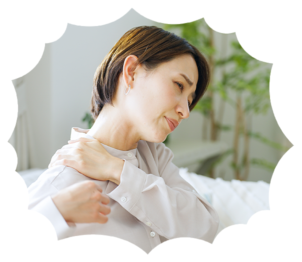肩こりに悩む女性の様子