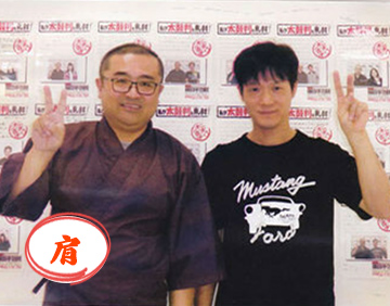 笑顔のお客様と代表の2ショット